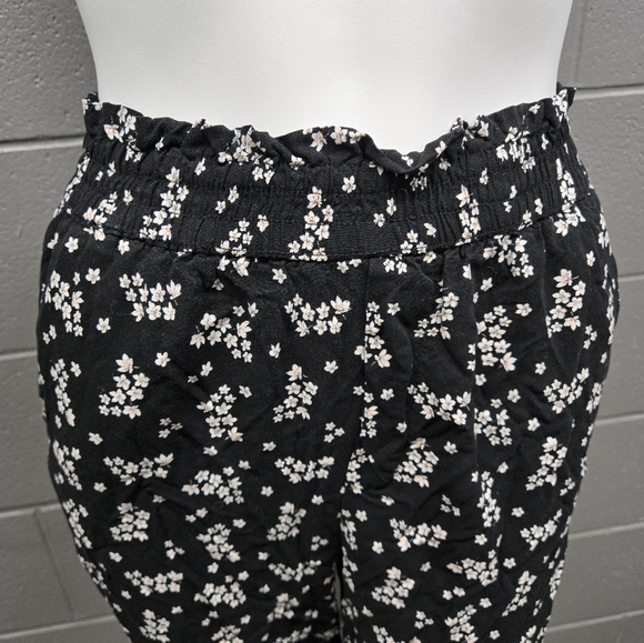 Hunters Womens loose capri culottes black with shit flowers - Picture 3 of 10